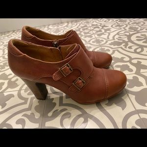 Clarks high heeled Shoe-ties!